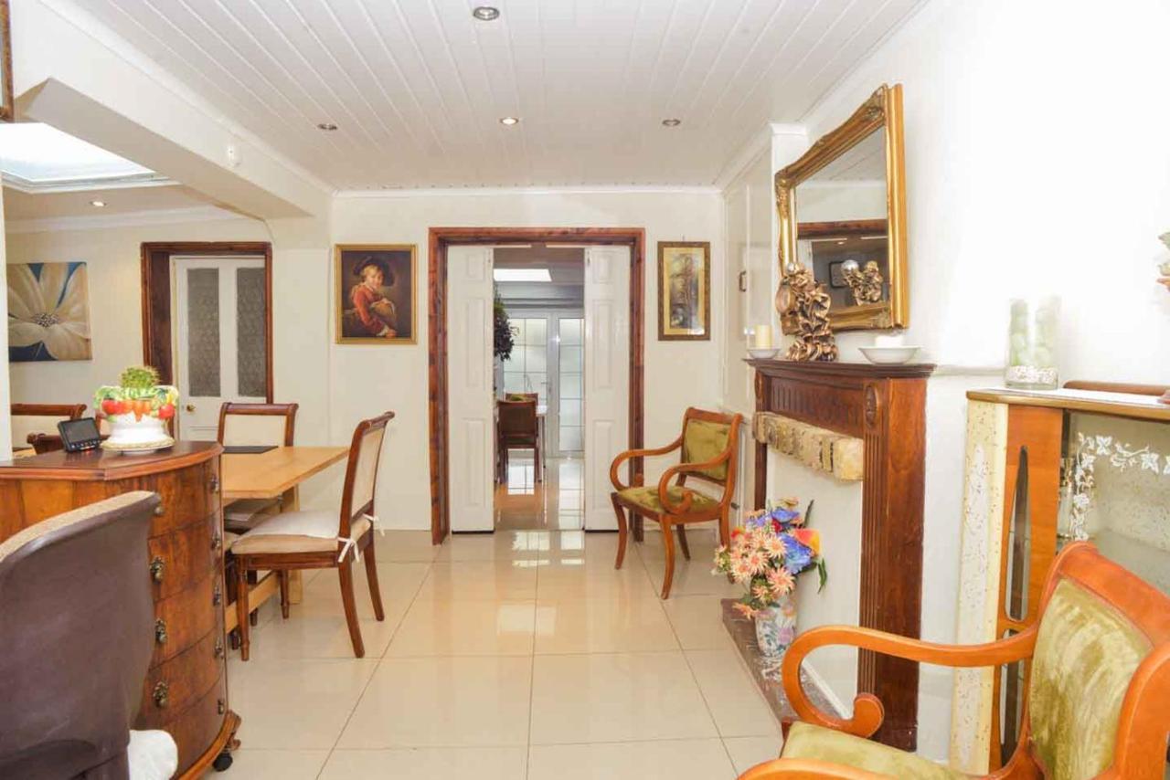 Pedro Host Family Apartment London Bagian luar foto